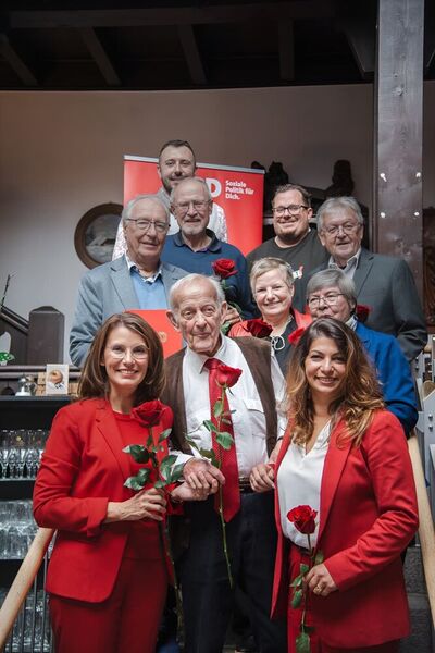 Gruppenbild der Geehrten und der Gäste
